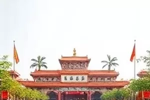 短片《纸上剧场》封面，剪纸人物与暖黄台灯