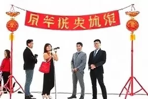 剧情短片《候场十分钟》封面，舞台侧幕与走廊顶灯交错