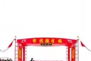 电影《第三次日落》封面，海岸线与将沉的橘色夕阳