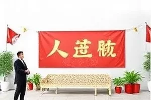 纪录作品《旧唱片店》封面，木质货架与泛黄封套