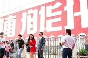 电影《雪线以上》封面，山脊上的独行身影与暴雪